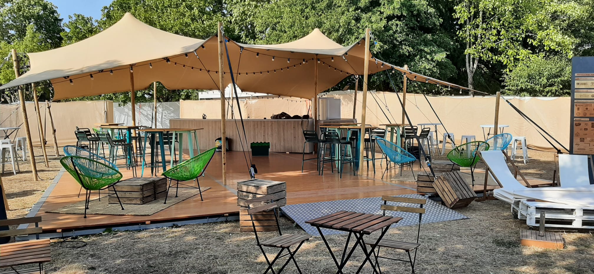 Tente stretch amenagee en espace VIP lors d'un festival